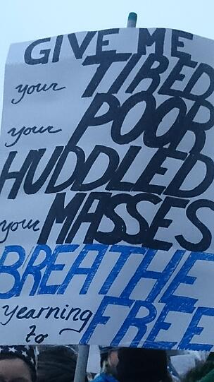 Titel des Plakats: "Give me your tired, your poor, your huddled masses, yearning to free"