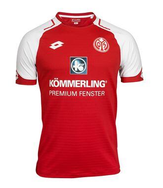 Platz 15: FSV MAINZ 05: Uni-Rot wir abgelöst durch Rot-Weiß. Der Polokragen wird abgelöst durch einen Rundhalsausschnitt. Punktgewinn durch das umweltbewusste Recyclingmaterial. Punktabzug wegen des zu femininen Strickkragens.