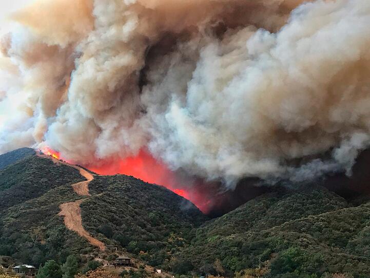 Dicher Qualm hängt über den Hügeln von Santa Barbara.