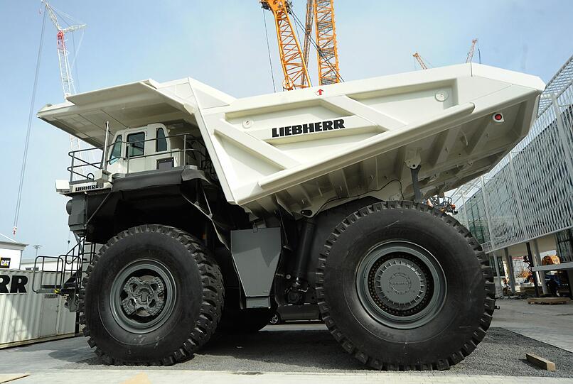 Der Muldenkipper für Stilbewusste: Aston Martin? Lamborghini? Ach was. Am Steuer des Liebherr-Muldenkippers T 264 braucht sich in Design-Fragen niemand zu verstecken. Der Kipper ist trotz seiner Größe sicherlich eine der schönsten Baumaschinen. Minenarbeiter auf der ganzen Welt schätzen seine 2700 Pferdestärken und sein Maximalgewicht von 424 Tonnen. Ihnen zum Trotz erreicht der T 264 genau 64 Stundenkilometer Spitze. Auch beim Abladen ist er schnell: In zehn Sekunden ist der Kipper wieder leer.
