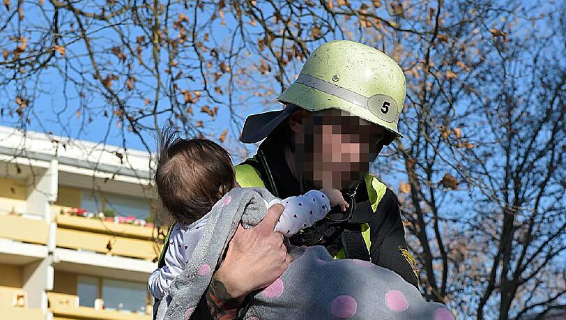 Die Einsatzkräfte retteten beim Brand in Giesing auch ein drei Monate altes Baby aus dem Gebäude. Die Einsatzkräfte retteten beim Brand in Giesing auch ein drei Monate altes Baby aus dem Gebäude.