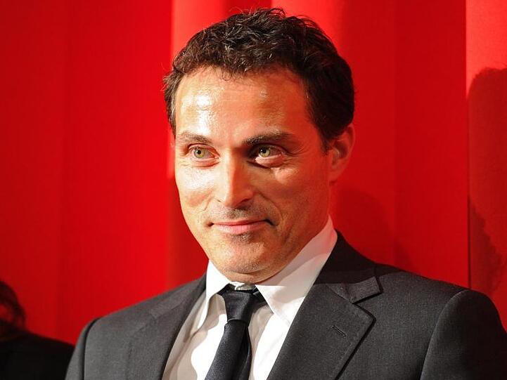 Der britische Schauspieler Rufus Sewell soll den Vater der Rock'n'Roll-Legende Elvis Presley spielen.