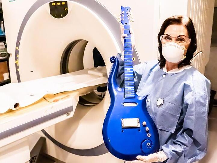 Die "Blue Angel"-Gitarre des Musikers Prince wurde für 563.500 Dollar versteigert.