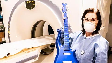 Die "Blue Angel"-Gitarre des Musikers Prince wurde für 563.500 Dollar versteigert.