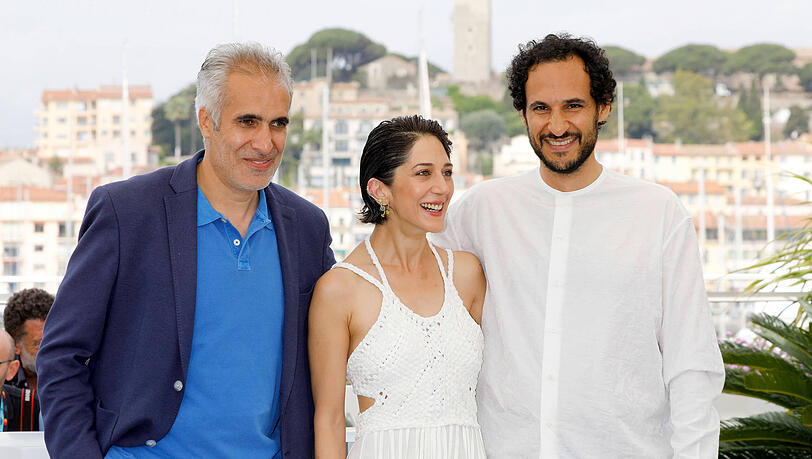 Die Schauspieler Mehdi Bajestani und Zar Amir-Ebrahimi mit Regisseur Ali Abbasi (rechts) beim Photocall zum Kinofilm "Holy Spider" auf dem Festival de Cannes 2022.