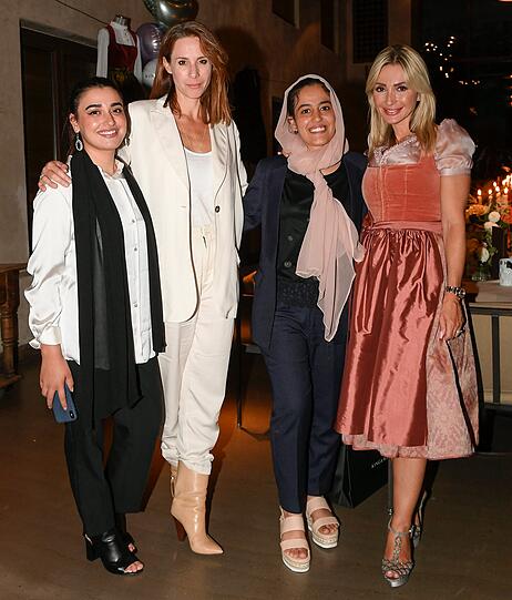 Natalie Amiri (2.v.l.) und Kinga Mathe (re.) mit den geflohenen Schwestern Zahra und Manizha Abbasi