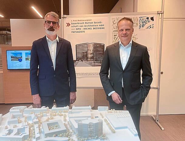 "Sie können Kollegen an den Kaffeeautomaten erkennen", so der HVB-Vorstand über das neue Gebäude. "Sie können Kollegen an den Kaffeeautomaten erkennen", so der HVB-Vorstand über das neue Gebäude.