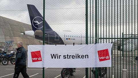 „Wir streiken“ steht auf einem Plakat an einem Tor des Flughafens Frankfurt. Die Gewerkschaft Verdi hat das Lufthansa-Bodenpersonal erneut zu einem Warnstreik aufgerufen.