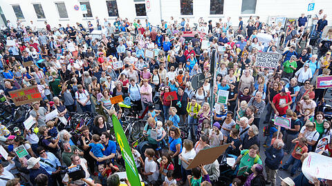 Hunderte Menschen kommen am Dienstagnachmittag zum Harras, manche Beobachter gehen sogar von bis zu 1500 Teilnehmern der Protest-Kundgebung aus.