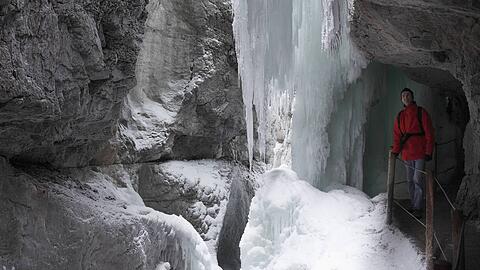 Die Partnachklamm bei Garmisch-Partenkirchen ist in der Regel das ganze Jahr über begehbar – zuletzt musste sie aus Sicherheitsgründen gesperrt werden.  Jetzt ist das Naturspektakel wieder geöffnet.