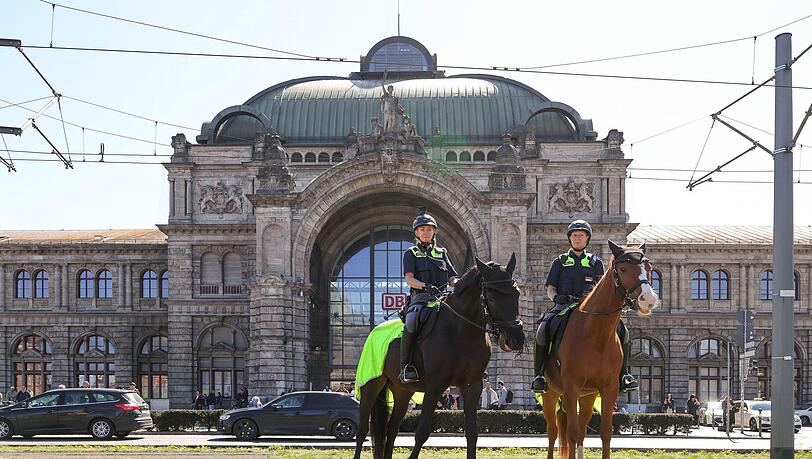Vor allem am Nelson-Mandela-Platz nahe dem N&uuml;rnberger Hauptbahnhof war die Polizei zuletzt verst&auml;rkt pr&auml;sent. (Archivbild)