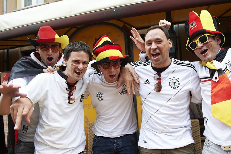 Hier kommen die Fans: Deutsche und griechische Anhänger feiern in Danzig.