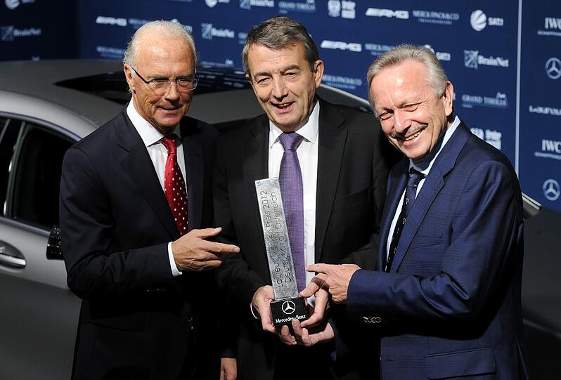 Der Ehrenpräsident des FC Bayern München, Franz Beckenbauer (l-r), DFB-Präsident Wolfgang Niersbach und der Mercedes-Benz-Marketing- und Vertriebsvorstand Joachim Schmidt.