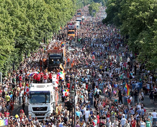 Christopher Street Day in Berlin: Die Bilder von der buntesten Parade der Stadt zum Durchklicken.
