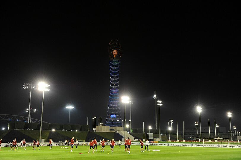 Weitere Bilder vom ersten Training des FC Bayern aus dem Trainingslager in Doha.