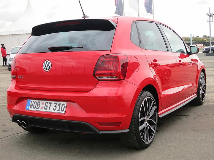 Dem neuen VW Polo GTI sieht man natürlich wieder außen wie innen seine jetzt 192 PS an.