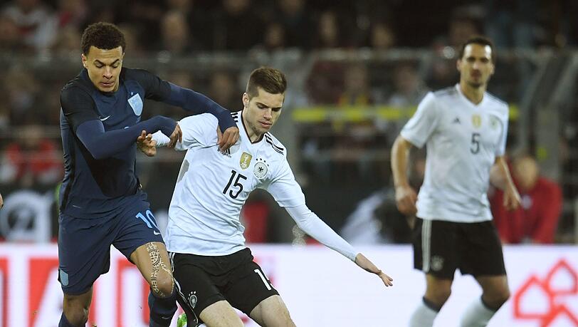 Julian Weigl - Note 4: In seinem Stadion hatte der BVB-Mittelfeldspieler einen schweren Stand. Als ordnende Hand im Zentrum im erst fünften Länderspiel etwas überfordert. Julian Weigl - Note 4: In seinem Stadion hatte der BVB-Mittelfeldspieler einen schweren Stand. Als ordnende Hand im Zentrum im erst fünften Länderspiel etwas überfordert.