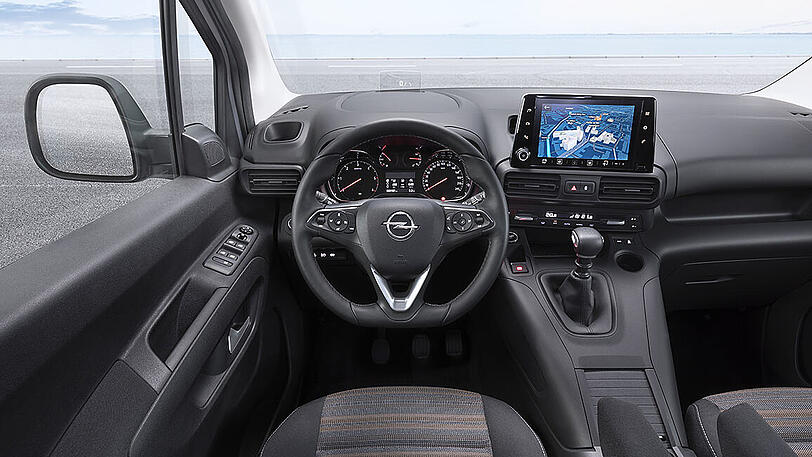 Modernes Cockpit mit Touchscreen, aber billigem Kunststoff.