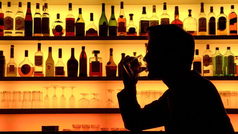 In einer Bar hat ein 34-Jähriger zwei Frau am Samstag mehrfach belästigt. Kurze Zeit später geriet er dann in eine körperliche Auseinandersetzung. (Symbolbild)