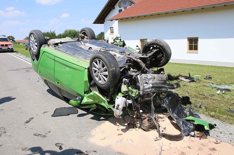 Auch das andere Auto ist ein Totalschaden.