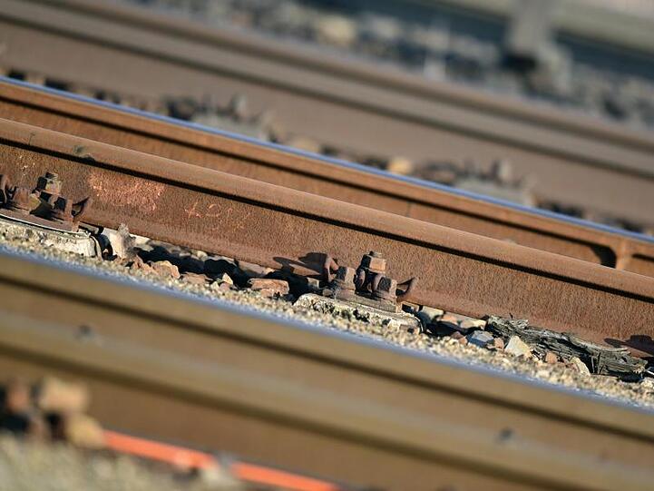 Ein Teil der Gleisanlage der Deutschen Bahn ist zu sehen. Foto: Ralf Hirschberger/Archivbild