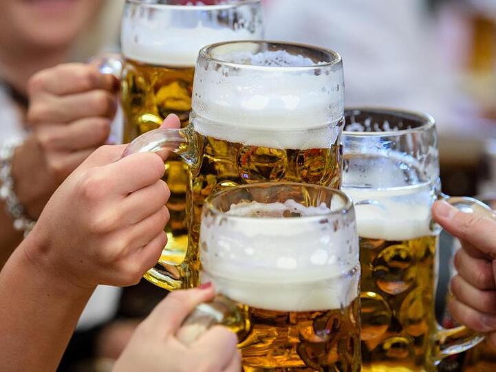 Oktoberfest-Besucherinnen stoßen im Paulaner-Festzelt an. Foto: Matthias Balk/Archivbild