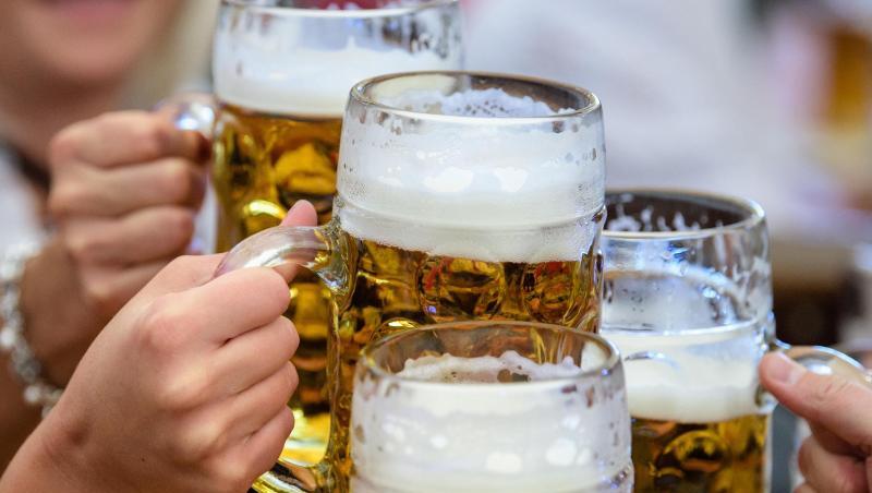 Oktoberfest-Besucherinnen stoßen im Paulaner-Festzelt an. Foto: Matthias Balk/Archivbild Oktoberfest-Besucherinnen stoßen im Paulaner-Festzelt an. Foto: Matthias Balk/Archivbild