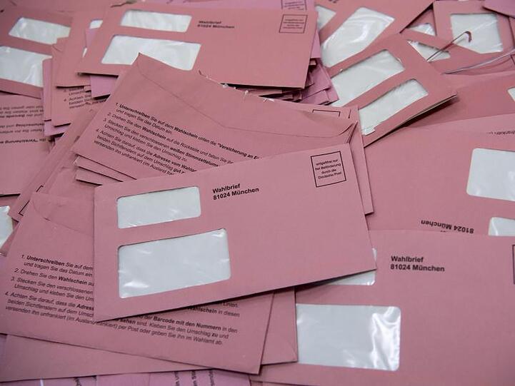 Bereits geöffnete Wahlbriefe im Veranstaltungs- und Ordercenter (MOC) vor der Auszählung. Foto: Sven Hoppe/dpa