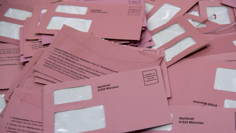 Bereits geöffnete Wahlbriefe im Veranstaltungs- und Ordercenter (MOC) vor der Auszählung. Foto: Sven Hoppe/dpa Bereits geöffnete Wahlbriefe im Veranstaltungs- und Ordercenter (MOC) vor der Auszählung. Foto: Sven Hoppe/dpa