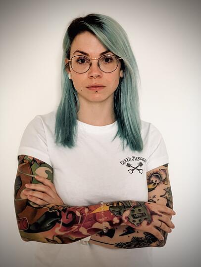 Olivia von "Bavarian Bounty Tattoo" in Schwabing: "Auch schon vor Corona konnte ich hygienisch arbeiten, sterile Produkte verwenden und alle wichtigen Flächen vor und nach meinem Kunden desinfizieren. Ich kann dabei stundenlang eine FFP2-Maske tragen und vorab meine 1 bis (höchstens) 3 Kunden pro Tag problemlos online terminlich koordinieren und nachvollziehbar registrieren. Ich kann mich selbst regelmäßig testen lassen und nur Kunden mit Negativ-Test annehmen. Ich übernehme gerne Verantwortung für meine Mitmenschen und bin verständnisvoll. Deswegen kann ich den Sonderweg auch nicht verstehen. Ohne jegliche Begründung vonseiten der Regierung schon gar nicht. Von den Hilfen kann ich ohne Kredit weder fristgerecht meine geschäftlichen Fixkosten decken noch mir selbst ein Gehalt für meine private Miete, Krankenkasse, Rente oder Essen bezahlen. Sorry, ich habe keine 5 Monatsgehälter in der Portokasse. Ich habe das 'Schmuddel-Image' unseres Berufes satt und kann die Frustration über die Bedrohung meiner existenziellen Grundlage (und die meiner in Bayern arbeitenden Kollegen) nicht kommentarlos hinnehmen. Es gibt so viele Möglichkeiten, wenn man nur wollen würde, liebe Landesregierung!"