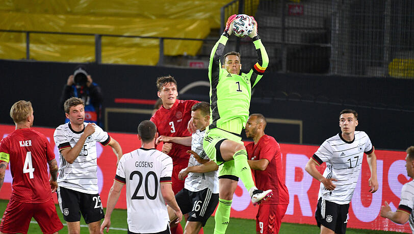 Nationalkeeper Manuel Neuer musste auch gegen Dänemark hinter sich greifen.