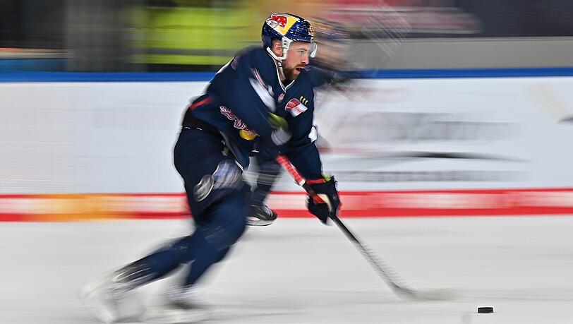 Münchens Maximilian Kastner läuft über das Eis.