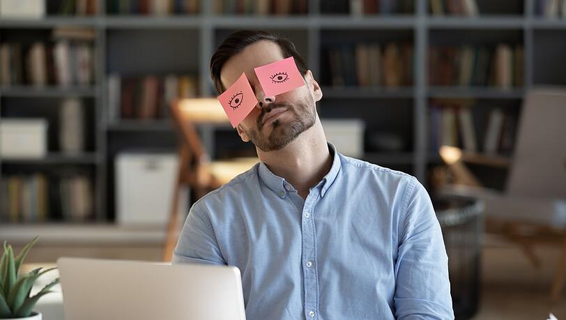 Eine schlaflose Nacht beeinträchtigt die Produktivität.