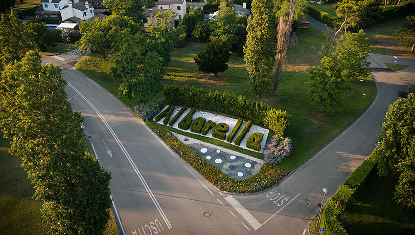 Albarella ist die Sonneninsel zwischen Chioggia und Comacchio in der Gemeinde Rosolina in der Provinz Rovigo. Albarella ist die Sonneninsel zwischen Chioggia und Comacchio in der Gemeinde Rosolina in der Provinz Rovigo.