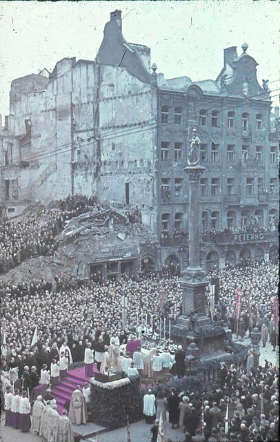 Neubeginn: Am 18. November 1945 wird die Madonna auf der Mariensäule wieder aufgestellt. Sie war im Krieg in der Frauenkirche. Der Andrang bei der Zeremonie ist riesig: Sogar auf einem Schuttberg stehen Menschen. Neubeginn: Am 18. November 1945 wird die Madonna auf der Mariensäule wieder aufgestellt. Sie war im Krieg in der Frauenkirche. Der Andrang bei der Zeremonie ist riesig: Sogar auf einem Schuttberg stehen Menschen.