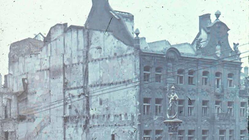 Neubeginn: Am 18. November 1945 wird die Madonna auf der Mariensäule wieder aufgestellt. Sie war im Krieg in der Frauenkirche. Der Andrang bei der Zeremonie ist riesig: Sogar auf einem Schuttberg stehen Menschen. Neubeginn: Am 18. November 1945 wird die Madonna auf der Mariensäule wieder aufgestellt. Sie war im Krieg in der Frauenkirche. Der Andrang bei der Zeremonie ist riesig: Sogar auf einem Schuttberg stehen Menschen.