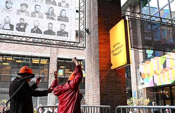 Schauspielerin Christl Sittenauer weiht mit einer Flasche Schaumwein das Schild der Münchner Lach- und Schießgesellschaft im alten Gasteig ein. Schauspielerin Christl Sittenauer weiht mit einer Flasche Schaumwein das Schild der Münchner Lach- und Schießgesellschaft im alten Gasteig ein.