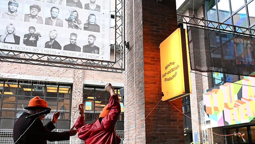 Schauspielerin Christl Sittenauer weiht mit einer Flasche Schaumwein das Schild der Münchner Lach- und Schießgesellschaft im alten Gasteig ein. Schauspielerin Christl Sittenauer weiht mit einer Flasche Schaumwein das Schild der Münchner Lach- und Schießgesellschaft im alten Gasteig ein.