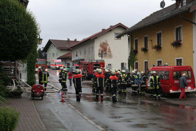 Am frühen Samstagmorgen brannte es in einem Landgasthof im Landkreis Rosenheim. Die Urlausbsgäste mussten in Sicherheit gebracht werden - verletzt wurde niemand.