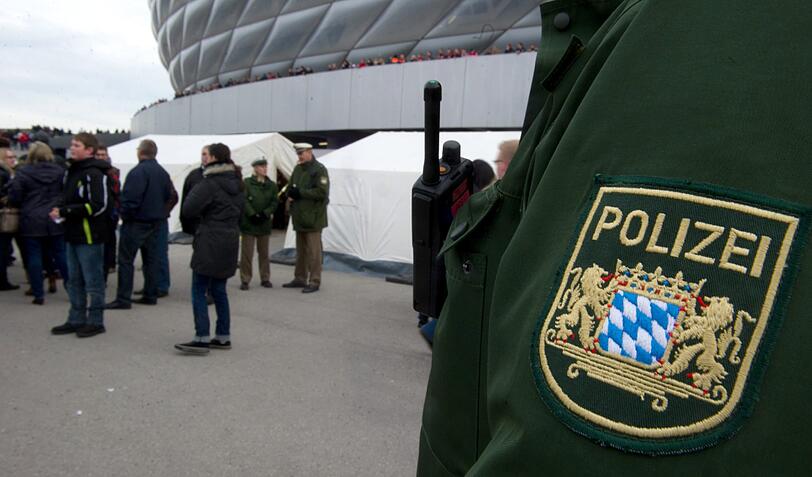 Die Frankfurt-Fans sind nach der Partie ihrer Eintracht am Samstag in der Allianz Arena sauer: Einige Fans mussten sich bei den Sicherheitskontrollen vor der Partie fast vollständig entkleiden &ndash; obwohl es sich bei dem Spiel nicht einmal um ein &bdquo;Risikospiel&ldquo; gehandelt habe, sagen Anwälte.