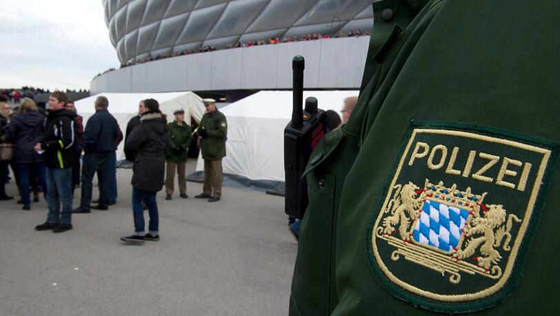 Die Frankfurt-Fans sind nach der Partie ihrer Eintracht am Samstag in der Allianz Arena sauer: Einige Fans mussten sich bei den Sicherheitskontrollen vor der Partie fast vollständig entkleiden – obwohl es sich bei dem Spiel nicht einmal um ein „Risikospiel“ gehandelt habe, sagen Anwälte. Die Frankfurt-Fans sind nach der Partie ihrer Eintracht am Samstag in der Allianz Arena sauer: Einige Fans mussten sich bei den Sicherheitskontrollen vor der Partie fast vollständig entkleiden – obwohl es sich bei dem Spiel nicht einmal um ein „Risikospiel“ gehandelt habe, sagen Anwälte.