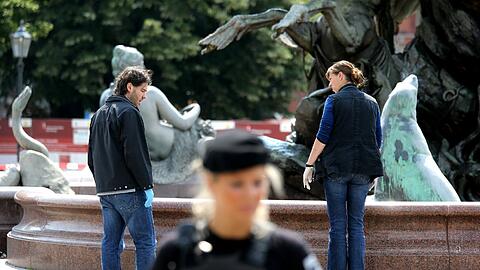 Am Roten Rathaus in Berlin ist ein Mann ums Leben gekommen. Er hatte zuvor einen Polizisten mit einem Messer bedroht und sich selbst verletzt.