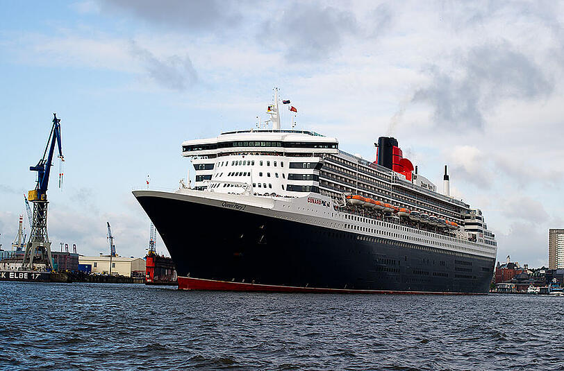 Die Queen Mary 2 läuft in den Hamburger Hafen ein. Das Geschäft mit Kreuzfahrten hat sich laut Deutschem Reiseverband überproportional gut entwickelt.