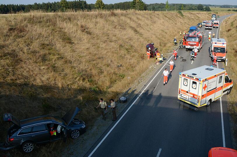 Vier Autos waren in den Unfall verwickelt. Die Bilder!