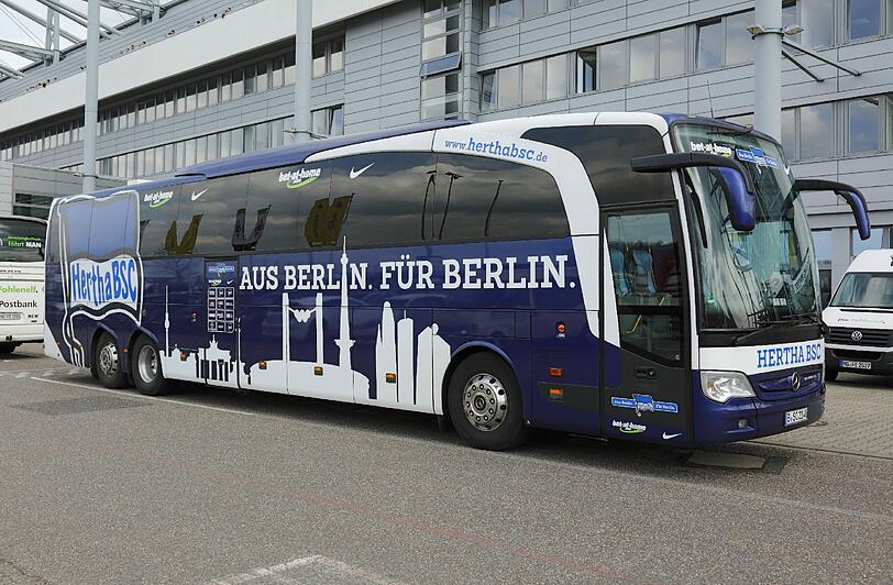 Da war er noch intakt: der Mannschaftsbus von Hertha BSC Berlin.