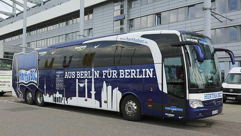 Da war er noch intakt: der Mannschaftsbus von Hertha BSC Berlin. Da war er noch intakt: der Mannschaftsbus von Hertha BSC Berlin.