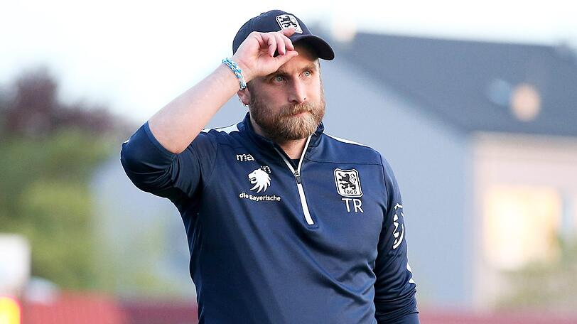 Trainer Daniel Bierofka stimmt die Löwen auf das Spiel am Samstag gegen Pipinsried ein.
