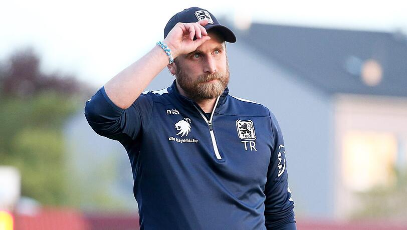 Trainer Daniel Bierofka stimmt die Löwen auf das Spiel am Samstag gegen Pipinsried ein. Trainer Daniel Bierofka stimmt die Löwen auf das Spiel am Samstag gegen Pipinsried ein.