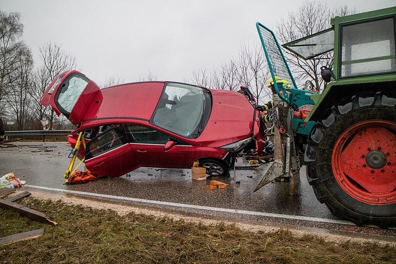 Der Ford krachte von hinten in einen einbiegenden Traktor, es wurden zwei Menschen verletzt.