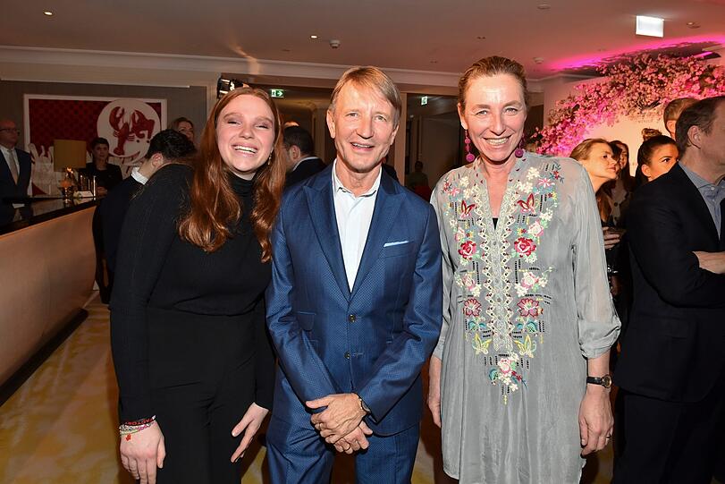 Diana Iljine und Tochter Elena mit Dr. Stefan Duve
